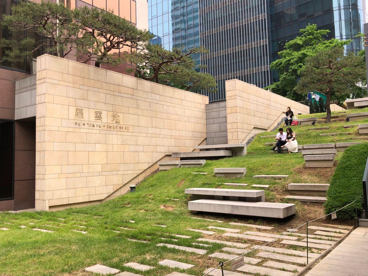 Euljiro Arc.N.Book | Beautiful tunnel made of walls filled with books!